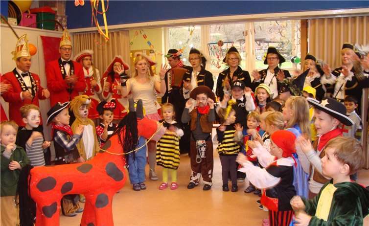 Pippis Pferd „kleiner Onkel“ als rotes Pferd beim Kindertanz.