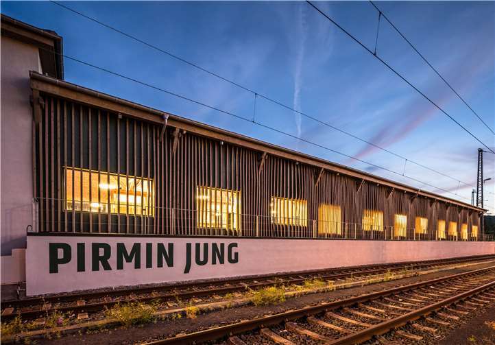 „Pirmin Jung Deutschland GmbH“: Die neue Fassade nach dem Umbau des alten Güterbahnhofs. Fotos: Dominik Kretz
