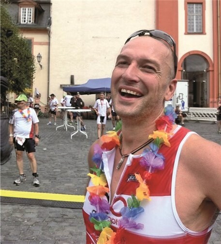 Pit mit Siegerkranz und -Lächelnim Ziel in Weilburg