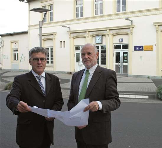 Pläne für den Sinziger Bahnhof: Bürgermeister Wolfgang Kroegerund Dr. Hans Otto Sprengnetter. BL