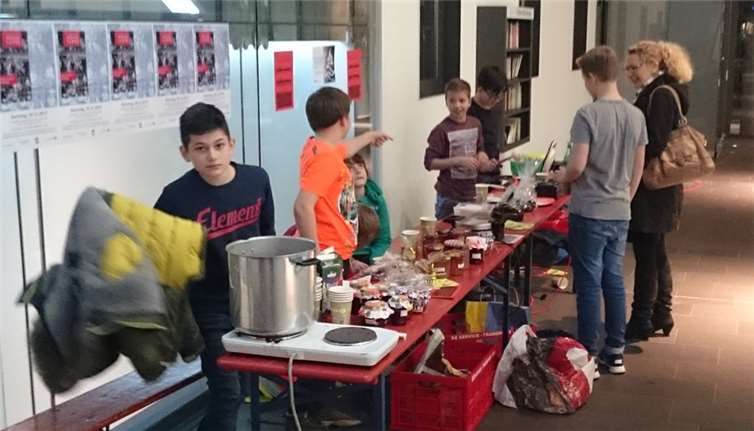 Plätzchen und Marmelade verkauften die Explorer Boys an ihrem Nikolausstand.privat