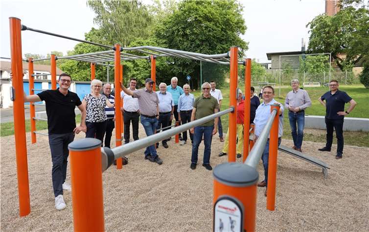 „Plätze und Freiräume für Jugendliche sind wichtig, insbesondere nach Corona“: Gemeinsam mit Bürgermeister und Jugenddezernent Peter Jung schauten sich die Mitglieder der Papaya-Koalition den neu gestalteten Jugendplatz im Raiffeisenring an und zogen ein positives Fazit.  Foto: Jörg Niebergall