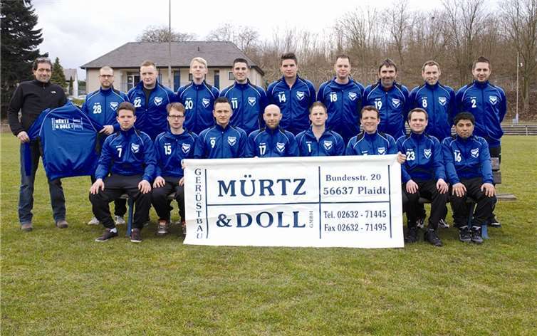 Plaidt. Die Firma Mürtz und Doll Gerüstbau GmbH aus Plaidt hat neue Trainingsanzüge für die zweite Fußballmannschaft der DJK Wernerseck Plaidt gesponsert. Nun können sich die Jungs vom Pommerhof in einem einheitlichen blau-weiß-schwarzen Dress präsentieren. Kai Geil, Trainer der DJK-Zwoten, hat den Kontakt zu dem einheimischen Unternehmen hergestellt. Inhaber „Charly“ Doll überreichte die Trainingsanzüge am Samstag persönlich an die Spieler . Das Team bedankt sich für die großzügige Unterstützung und zahlte das Vertrauen prompt mit einem 3:0-Sieg zurück.privat