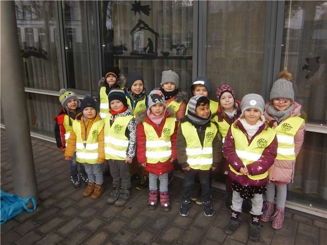 Plaidt. Die Kinder der Schmetterlingsgruppe unternahmen einen Spaziergang zum Gemeindebüro. Dort bestaunten sie die eigene Krippe, die von der KiTa „Arche Noah“ selbst gebastelt wurde. Ein Junge dieser Gruppe konnte an Hand der Bilder die ganze Weihnachtsgeschichte nacherzählen. Ein gemeinsames Weihnachtslied und eine Plätzchenstärkung machten die Vorweihnachtsstimmung komplett, bevor der Rückweg angetreten werden konnte.Foto: privat