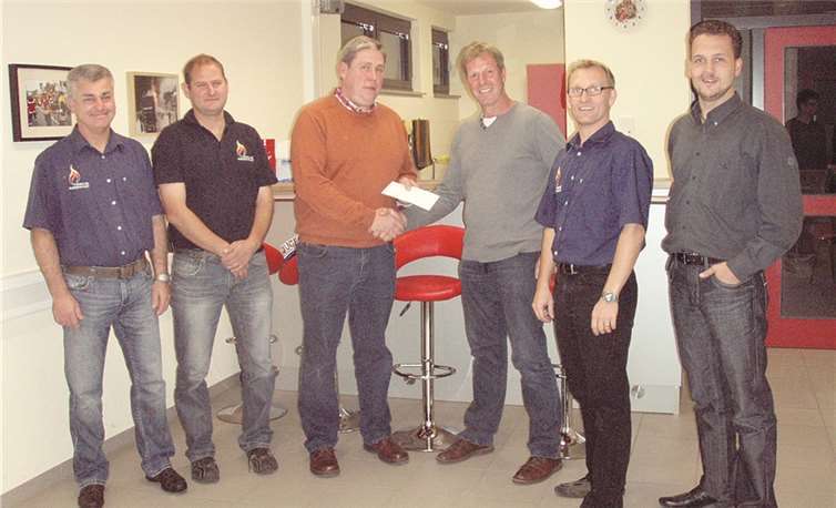 Plaidt. Mehrfach hat Tischlermeister Norbert Graf aus Plaidt (3.v.l.) die Freiwillige Feuerwehr Plaidt in den letzten Jahren mit Sach- oder Geldspenden unterstützt. Jetzt überreichte Graf dem Vorsitzenden des Fördervereins der Freiwilligen Feuerwehr Plaidt, Wolfgang Krämer (3.v.r.), erneut einen Scheck über 300 Euro. Die Mitglieder des Vorstandes freuten sich und versicherten, dass das Geld gut angelegt werde und der Nachwuchsförderung der Feuerwehr diene. Feuerwehr Plaidt
