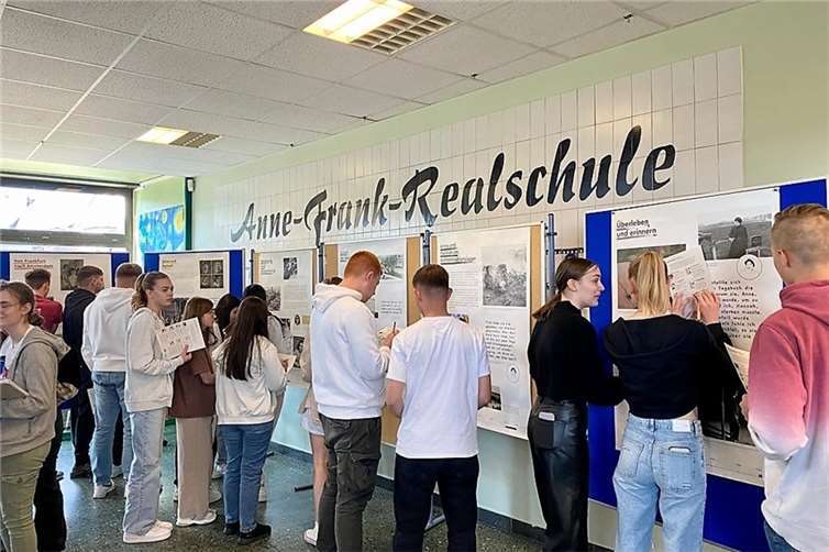 Plakatausstellung im Foyer der Schule.