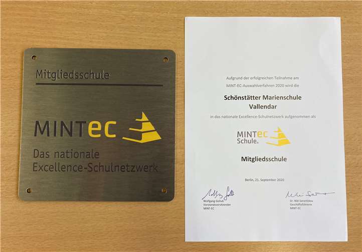 Plakette und Urkunde zur Auszeichnung.