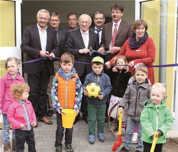 Planer Ingo Dittrich übergab Bürgermeister Falk Schneider nach der Einsegnung der neuen Räumlichkeiten den symbolischen Schlüssel für den Neubau des Vettelschoßer Kindergartens. DL