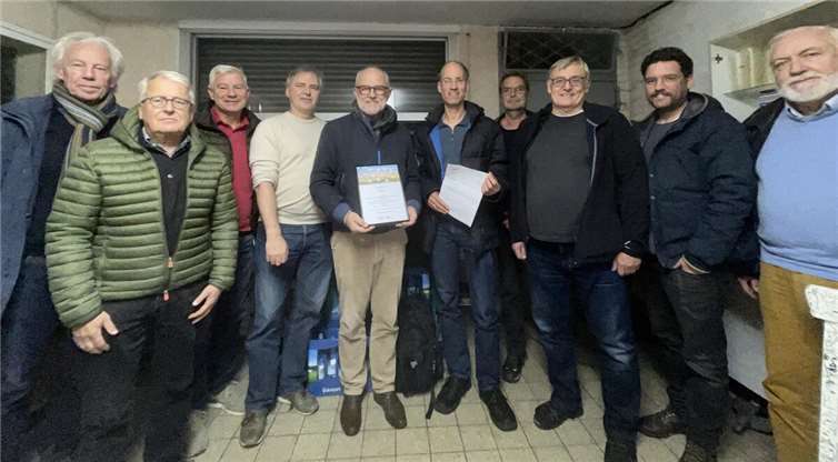 Planungsgruppe KIPKI des GfV mit Stadtbürgermeister Alfons Mußhoff bei der Übergabe des Förderbescheides in einem der zu sanierenden Gebäude.Foto: Daniel Schmitz