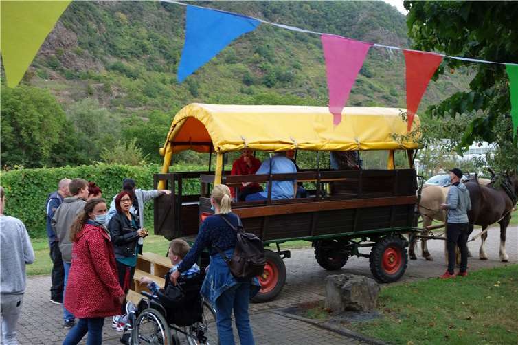 Planwagenfahrten gehörten auch zum Programm der alternativen Kirmes. Fotos: privat