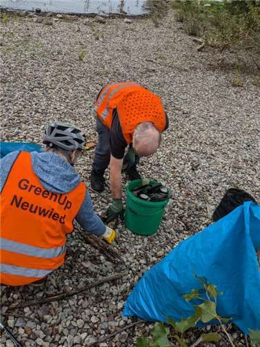 Plastik, Papier und Metall werden von Freiwilligen am Rhein eingesammelt.