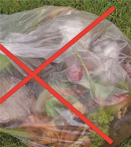 Plastik ist für die Biotonne tabu, deshalb Müllbeutel entleeren und über die graue Tonne entsorgen. privat