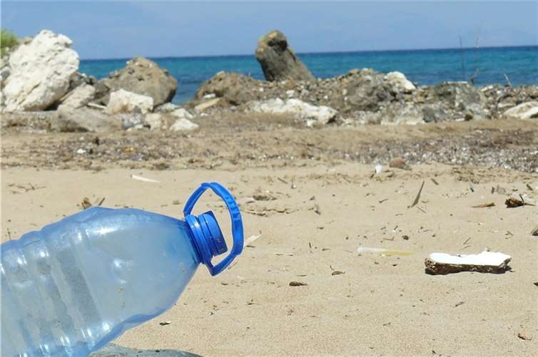 Plastik wird an vielen Orten der Welt an den Strand gespült. Der Werkstoff ist omnipräsent, lässt sich aber wenigstens teilweise vermeiden.Foto: pixabay.de/kakuko