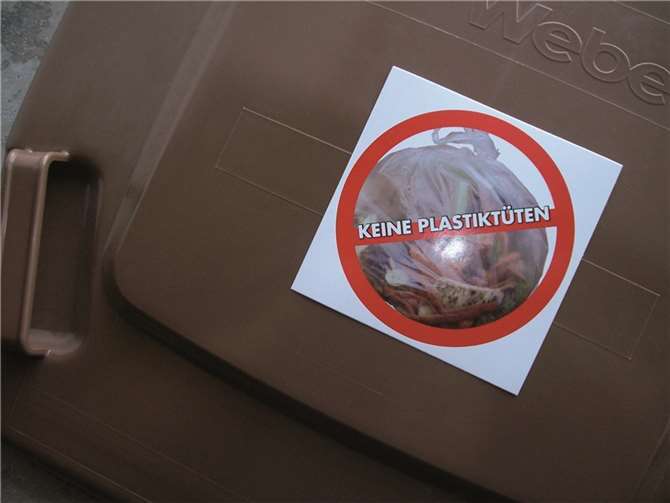 Plastikmüll gehört nicht in die Biotonne. privat