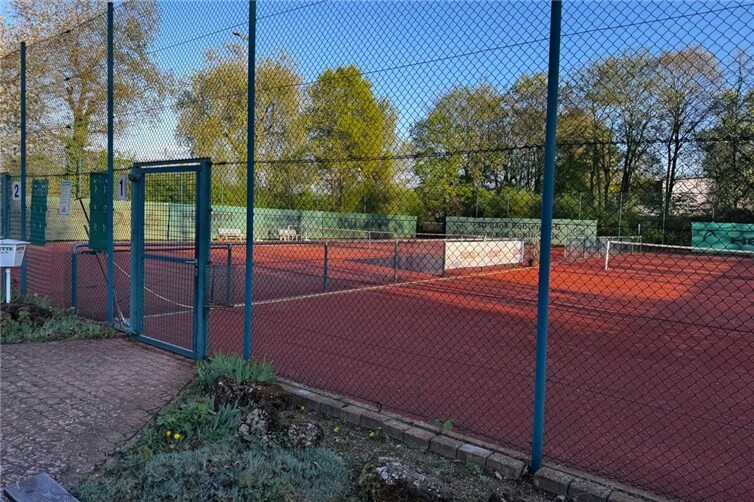 Platz 1 und 2 der Tennisanlage des SV Urmitz 
