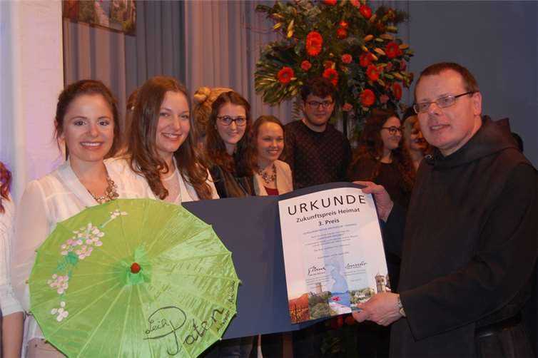 Platz drei ging an das Projekt „Leihpaten“ der Schülerinitiative Antweiler/Adenau. Die Auszeichnung überreichte Pater Prior Dr. Albert Sieger OSB von der Benedektiner-Abtei Maria Laach (rechts).