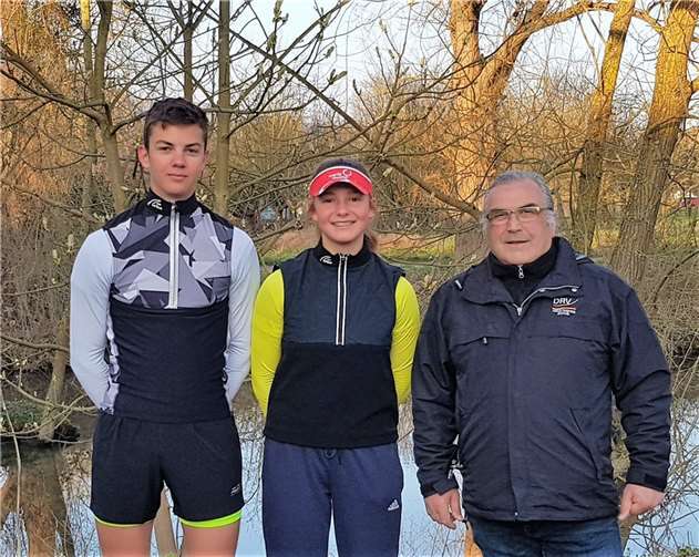Platz eins und fünf für die Schüler des KuBa Münstermaifeld, (v.l.n.r.) Felix Bischof, Felicitas Welter und Sportvorsitzender der RG Treis-KardenMichael Hipper.  Foto: KuBa