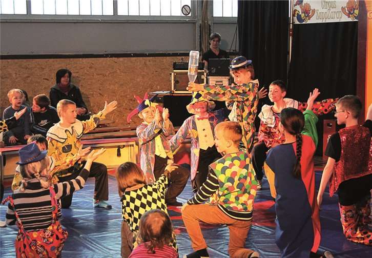 Platz frei für die Diva mit freischwebender Flasche. STEIN