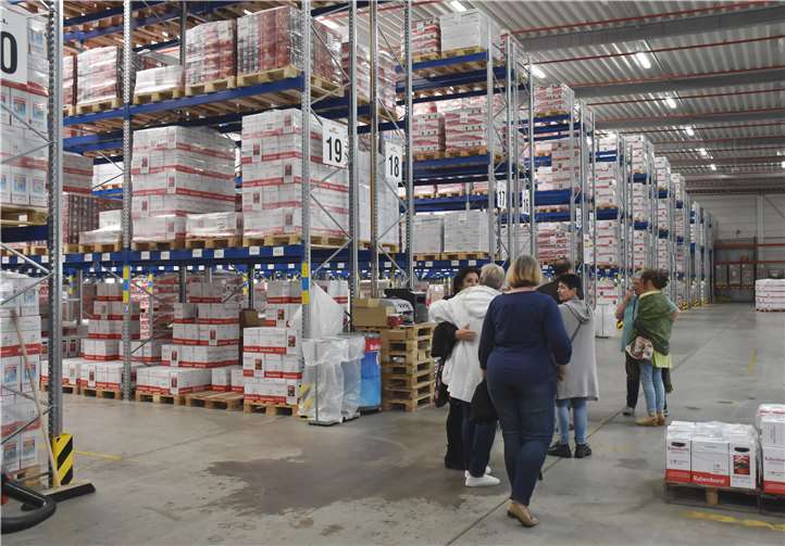 Platz für 3,5 Millionen Saftflaschen bietet das neue Logistikcenter.