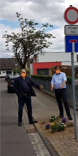 Platz für Neupflanzung zeigen Martin Monzen (li.) und Thorsten Dreistein-Faustmann (re). Foto: privat