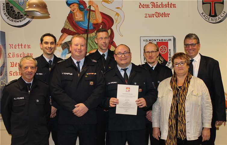 Platz für die Nachfolge im sympathischen und engagierten Team der Freiwilligen Feuerwehr Kadenbach : Hans-Joachim Klimke, Björn Fries, Jürgen Scheffler, Jens Weinriefer, Thomas Philippi, Patrick Weyand, Ortsbürgermeisterin Ute Kühchen, Andree Stein. Foto: privat