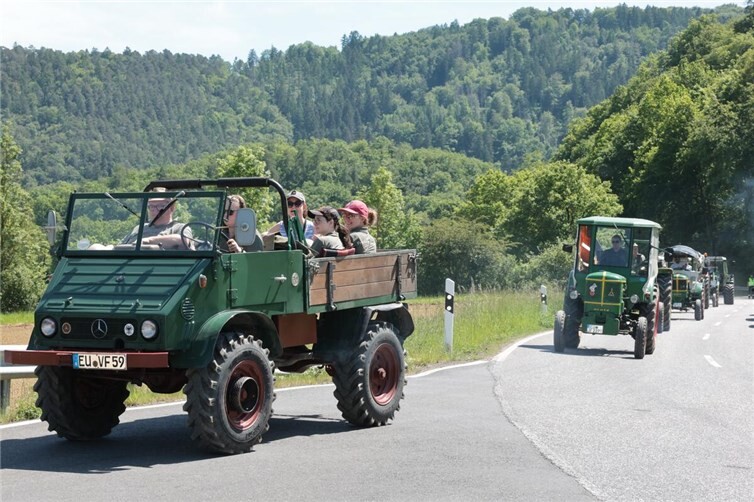 Großes Traktorentreffen in Schuld mit über 300 Fahrzeugen und Ausfahrten