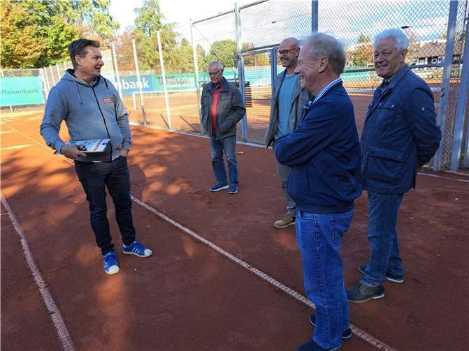 Platzabnahme (v.l.n.r.): Carsten Schönebeck (Fa. SPORTAS), Dieter Gutjahr (Platzwart) Jörg Bröckelmann (Beirat Jugend), Hans-Dieter Jandrey (Beirat Vorstand), Klaus Deselaers (Sportwart). Foto: privat
