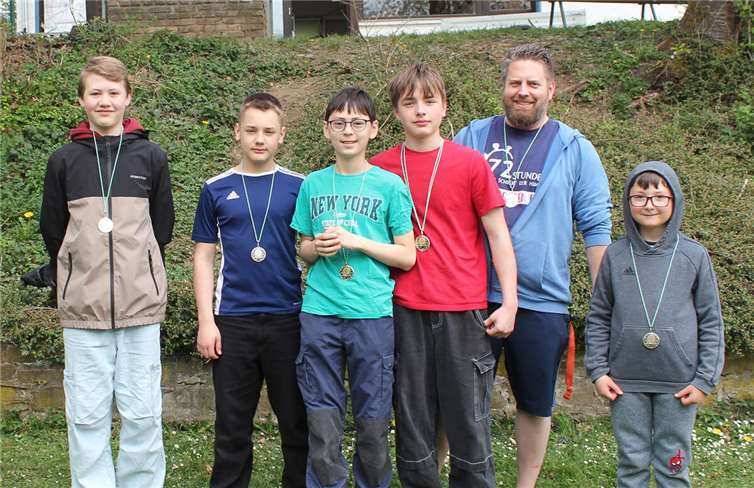 Platzierte Kickerturnier (v.l.:) 2. Platz Daniel Wilke und Florian Klein, 1. Platz Milan Rha und Benjamin Klein und 3. Platz Christian Klein und Kilian Rosenthal. Foto: Sophia Schreiner