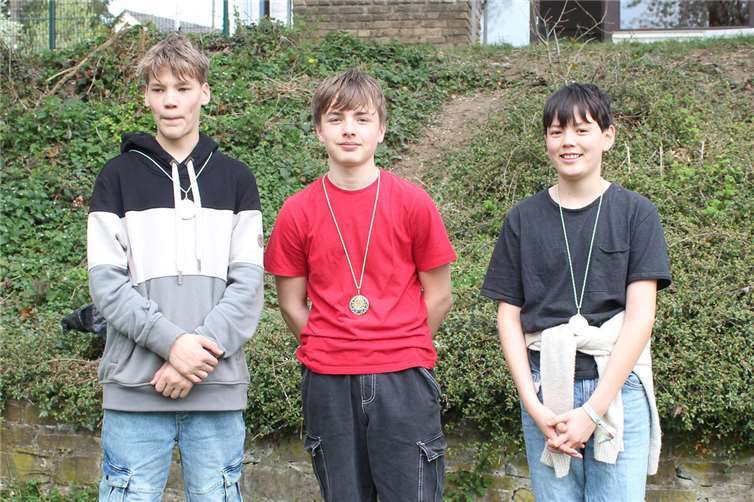 Platzierte Tischtennisturnier v. l.: Tischtennisturnier 2. Platz Timo Fahje, 1. Platz benjamin Klein und 3. Platz Linus Rha. Foto: Sophia Schreiner