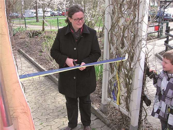 Platzpächterin Aneta Reisdorff durchschnitt das Band bei der feierlichen Eröffnung.