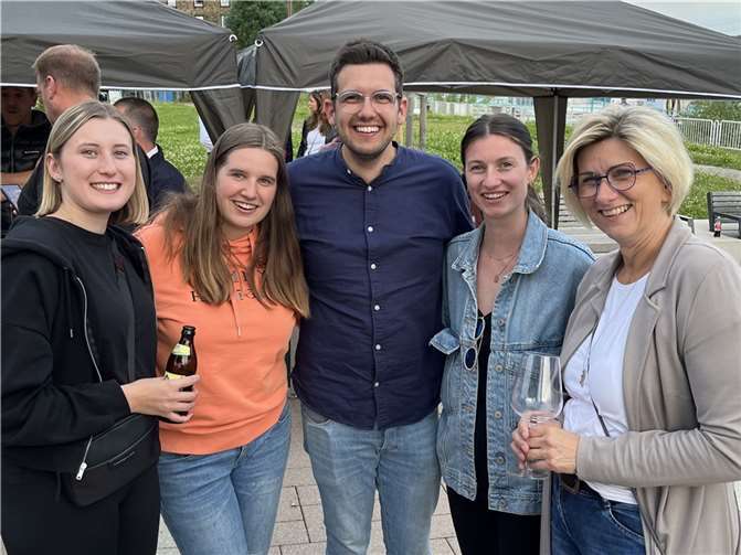 Der „Sundowner“ geht in die nächste Runde Plaudern in lockerer Atmosphäre. Fotos: privat