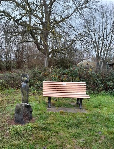 Plötzlich stand die Stele wieder.