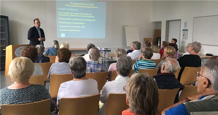 Pneumologe Dr. Thomas Dyong beim Vortrag.Privat