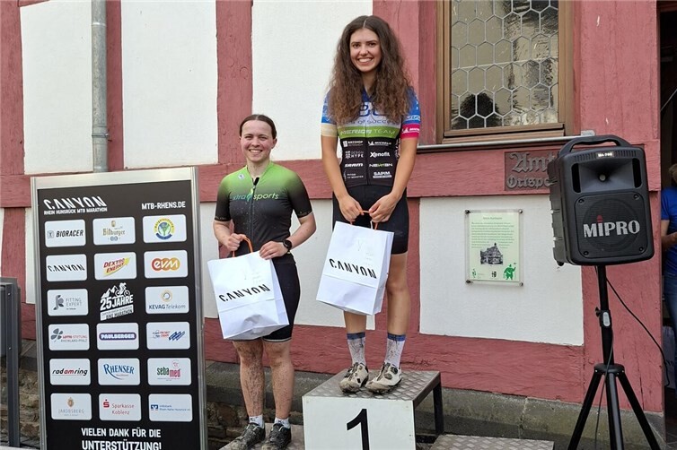 Podest Elite Damen 42km Strecke mit Emma Gasthauer und Mira Rehberger