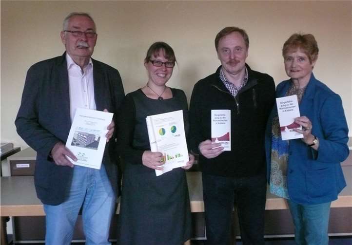 Podium-Teilnehmer bei Präsentation der Online- Befragungsergebnisse zu Wohnwünschen im Koblenz (v.re.): Christine Holzing, Verein Gemeinsam Wohnen in der Region Koblenz, Bernd Bodewing, Agenda-21-Beauftrager Koblenz, Daniela Schüller, Statistikamt Koblenz, Martin Quandt, Genossenschaftliches Wohnen Andernach. privat