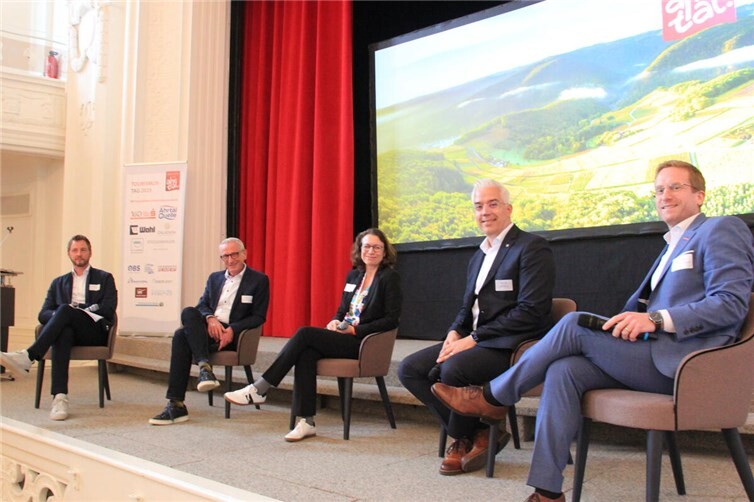 Podium im Kurhaus: (von links) Dieter Könnes, Guido Orthen, Cornelia Weigand, Dominik Gieler und Peter Ropertz.  Foto: GS