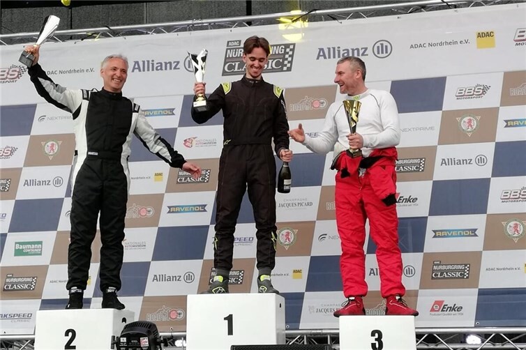 Färber-Motorsport mit vier Fahrern in den Top Ten  Podium in Assen: (v.l.) Dr.Andres Menzner, Philipp Menzner, Peter Drennan. Foto: Noel Krinitzki