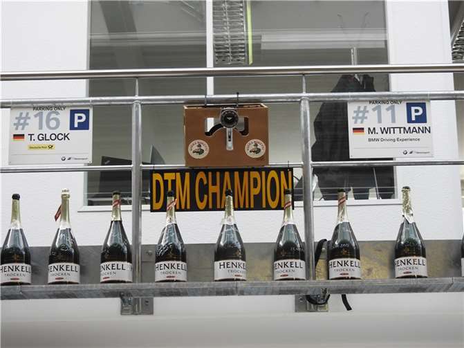 Podiumsplatzierungen werden im Motorsport mit Sekt oder Champagner gefeiert. Die geleerten Flaschen werden nach den Rennen gerne als Trophäen mit nach Hause genommen.