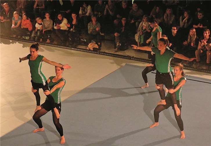 Poetische Artistik, dargeboten von sechs jungen Damen.