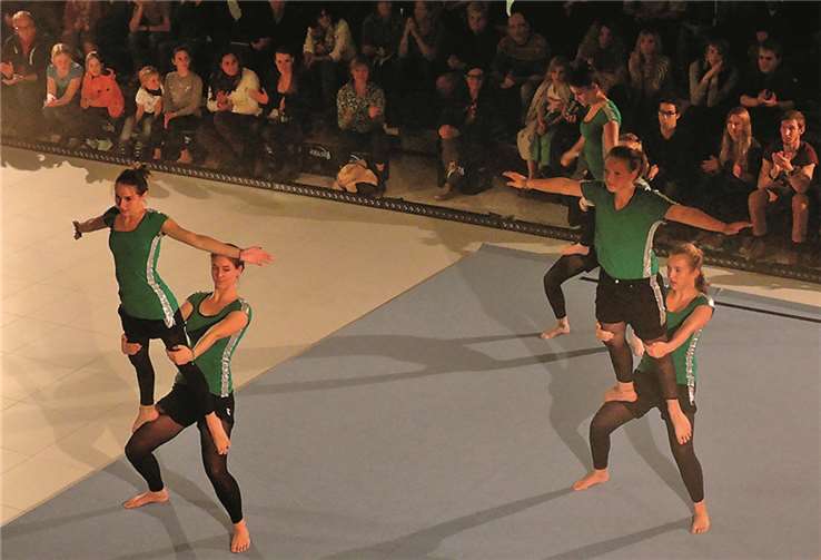 Poetische Artistik, dargeboten von sechs jungen Damen.