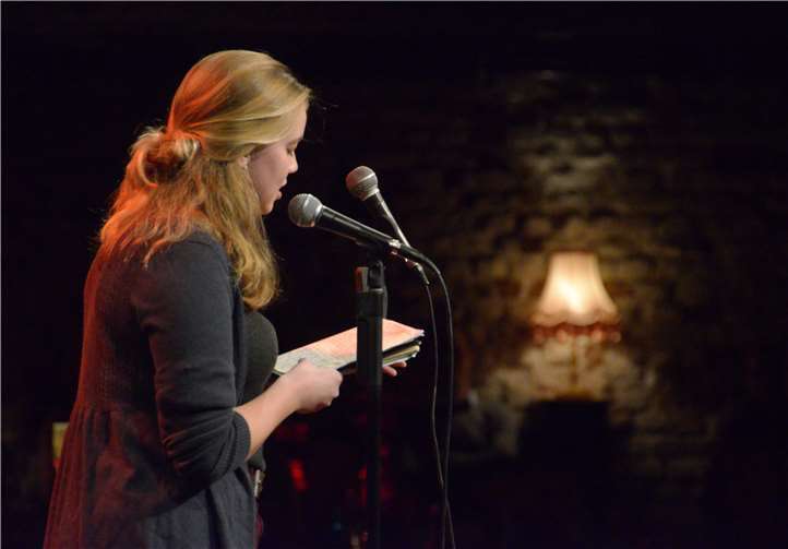 Poetry-Slammerin Lara Schmidt ist über den SatzAnfang schon hinaus und freut sich auf viele Talente. Foto: Rheinbach Liest