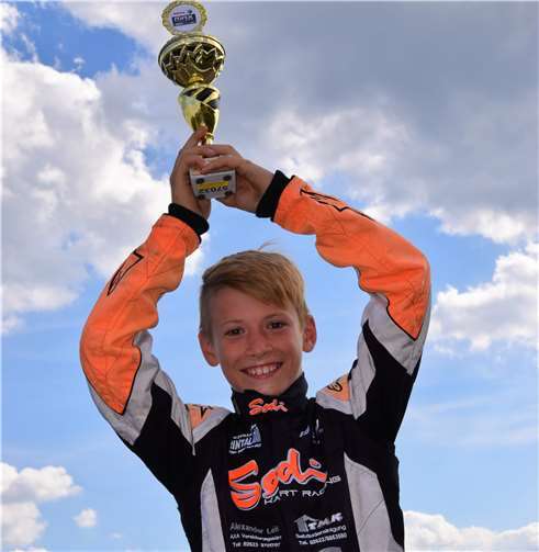 Pokal in der Hand, Strahlen im Gesicht: Enrico freut sich schon aufs nächste Rennen.