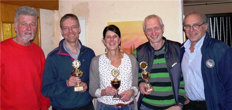 Pokale für die fleißigsten Athleten des Lauftreffs Puderbach (v.l.n.r.): Karl-Werner Kunz, Lauftreffchef, und die ausgezeichneten Athleten Erik Weßler, Heike Büdenbender und Jörg Dittrich, daneben Dietrich Rockenfeller, Pressewart.Michael Hoben, Lauftreff Puderbach