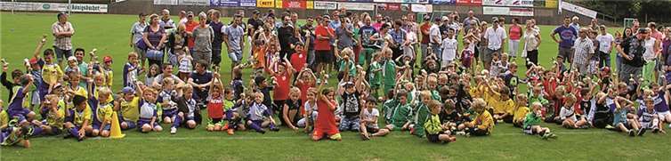 Pokale für jeden Teilnehmer des Bambini-Turnieres: So schön kann Fußball sein.privat