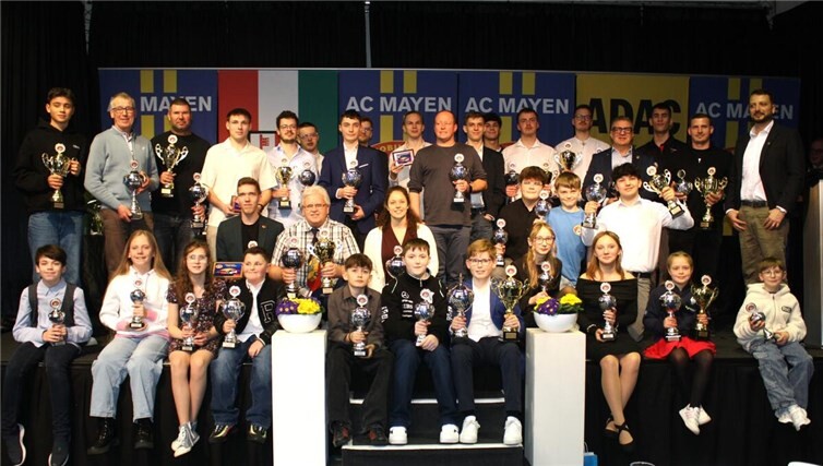 Pokalflut und Medaillensegen beim Automobil-Club 1927 Mayen e.V. Erfolgreiche Motorsportler, Sportwarte, Helfer und Mechaniker geehrt.