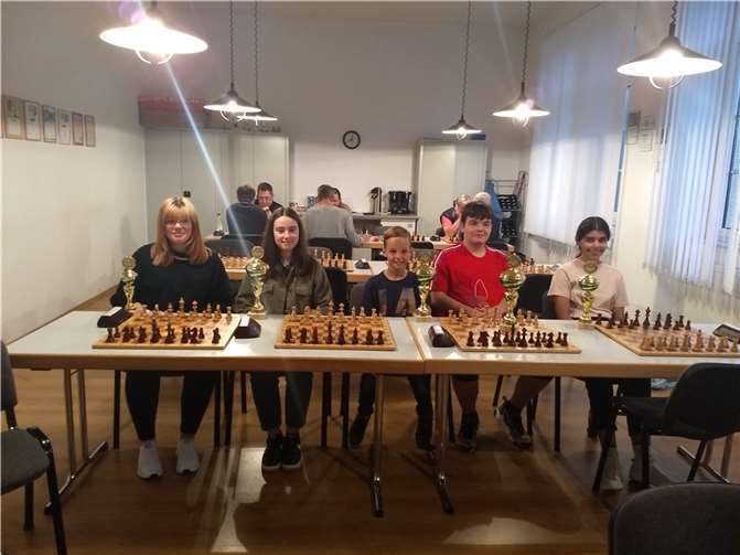 Pokalparade im Vereinsheim; Ina Lüngen, Kim Anetsberger, Leon Graß, Joel Behrendt und Parwa Jidad. Foto: privat