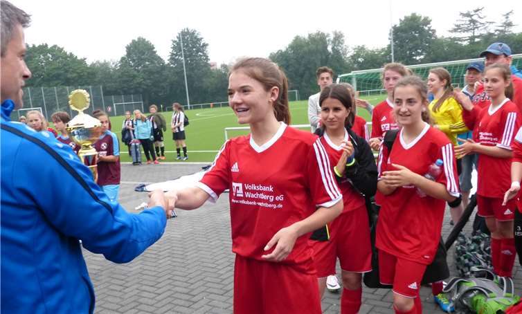 Pokalübergabe an Mannschaftskapitänin Lea Poell.privat