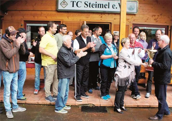 Pokalübergabe an den TC Steimel durch Verbandsbürgermeister Volker Mendel an die 1. Vorsitzende des TC Steimel Michaela Schür.TC Steimel