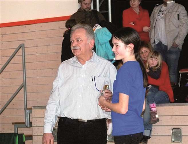 Pokalübergabe durch Dieter Stiehl, Erster Vorsitzender des Turngaus-Rhein-Mosel an Leonie Höfer.