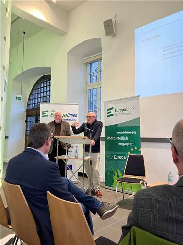 Politik-Professor Wolfgang Schroeder analysiert bei der EuropaUnion Charakter und Strategien von „Rechtsaußen“. Foto: privat